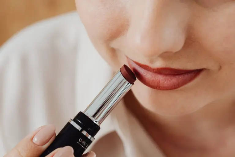 Il rossetto che dura tutto il giorno: 5 trucchi che cambieranno la tua beauty routine