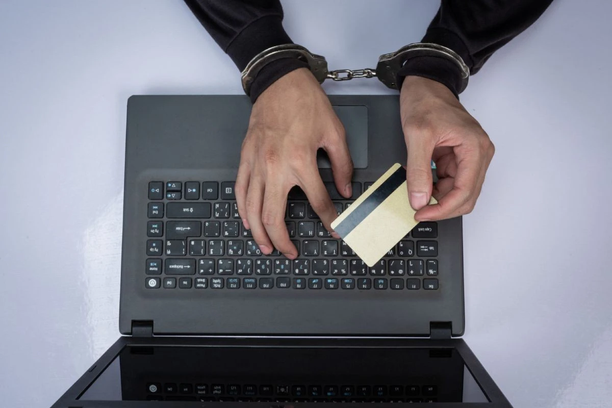 12 Lituani Arrestati: Smantellati Call Center Ukraine che Prendevano di Mira i Paesi Baltici