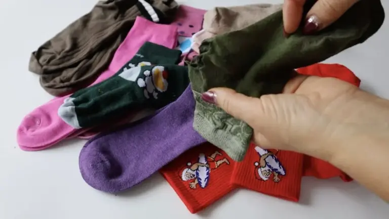 3 Modi Geniali per Riutilizzare i Calzini Spai o con Buchi: Non buttarli più!
