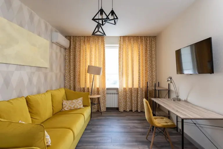 4 tipi di tende che invecchiano istantaneamente la tua casa