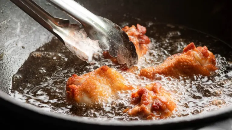 5 errori comuni in cucina che fanno schizzare l'olio ovunque