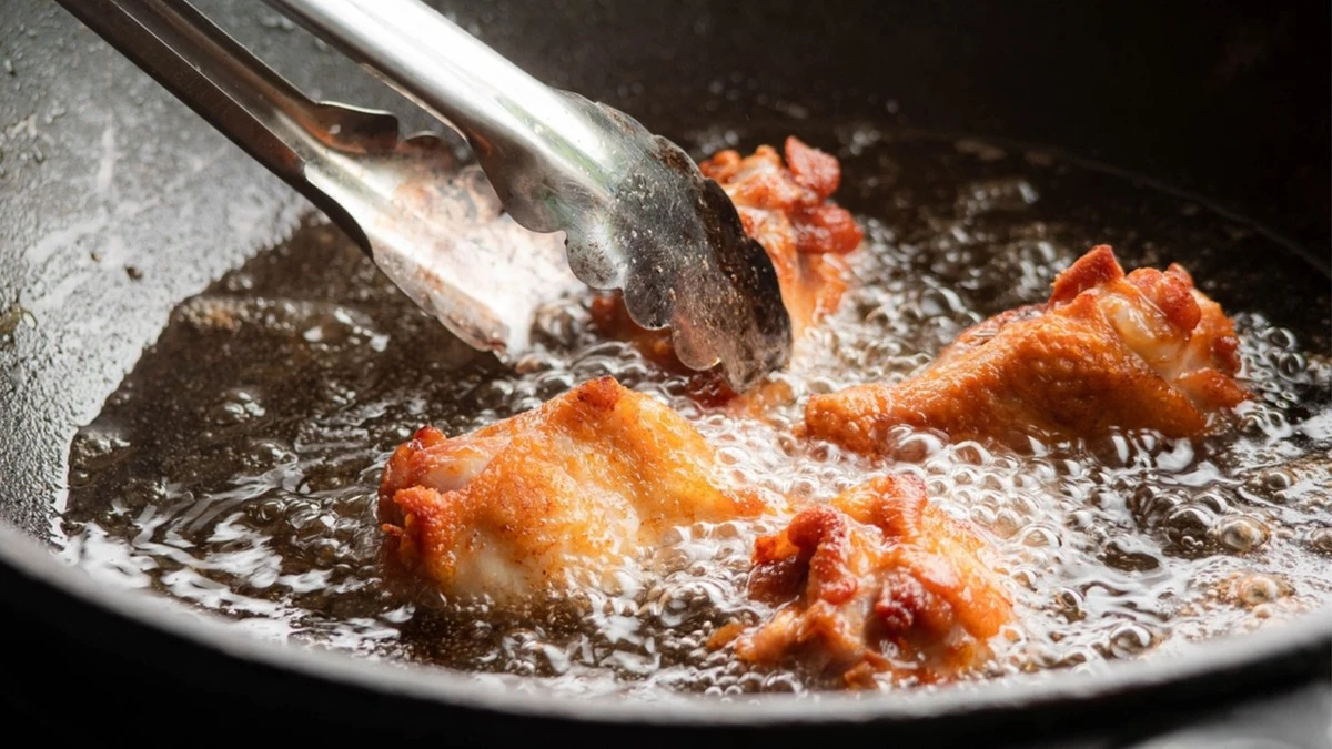 5 errori comuni in cucina che fanno schizzare l'olio ovunque