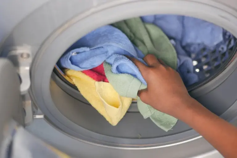 9 cose che la tua lavatrice non può lavare (e perché é un disastro)