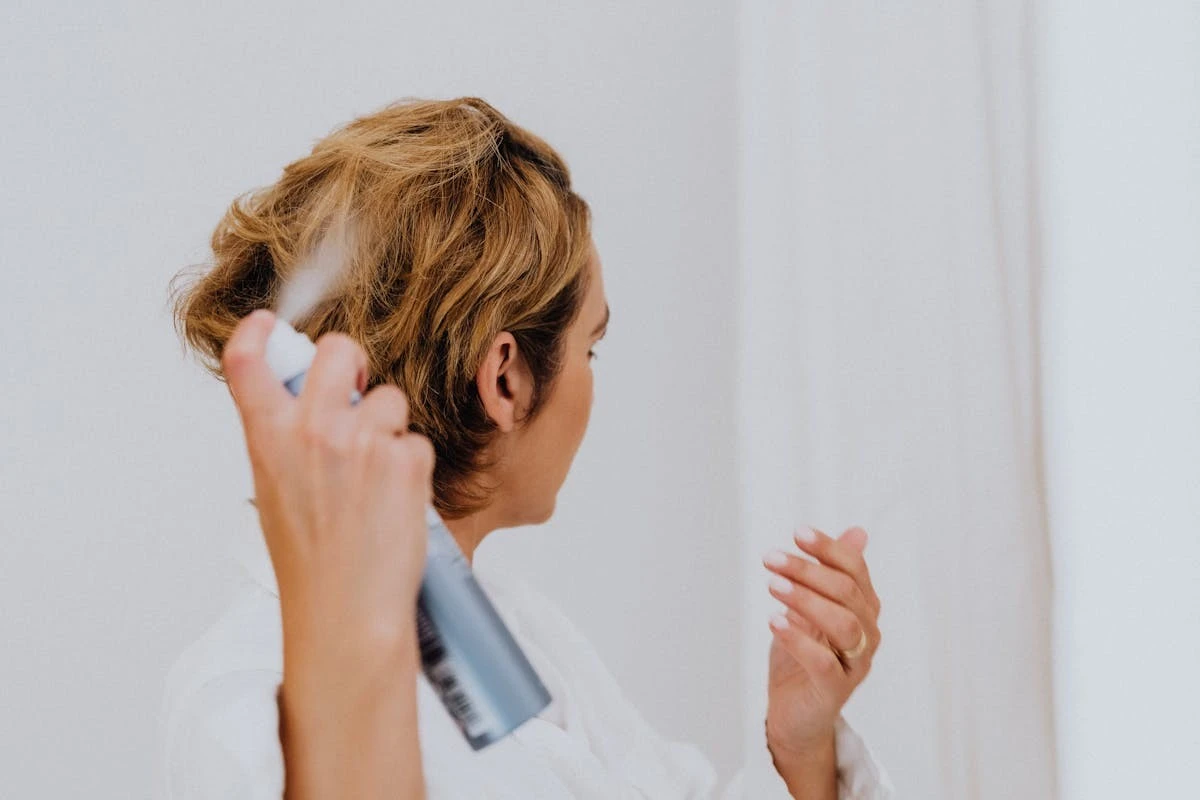 9 Usi Inaspettati della Lacca per Capelli che Riporranno alla Tua Vita