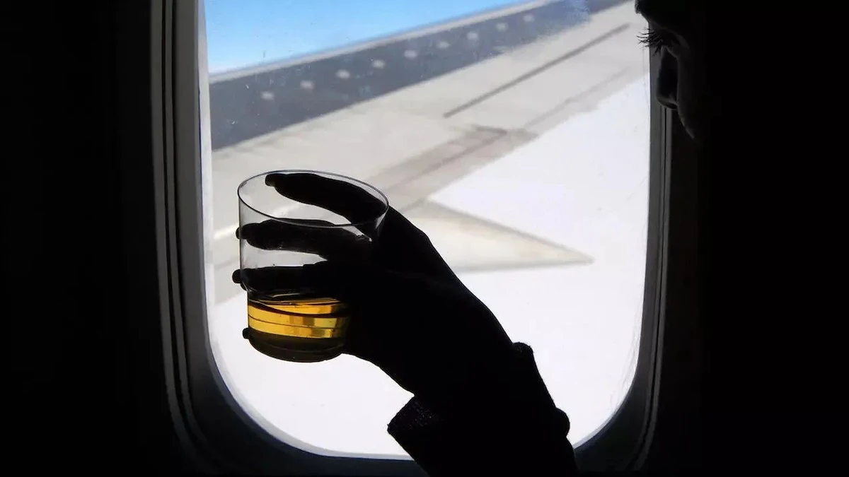 Acqua o dolci: la bevanda da evitare in aereo secondo un'assistente di volo