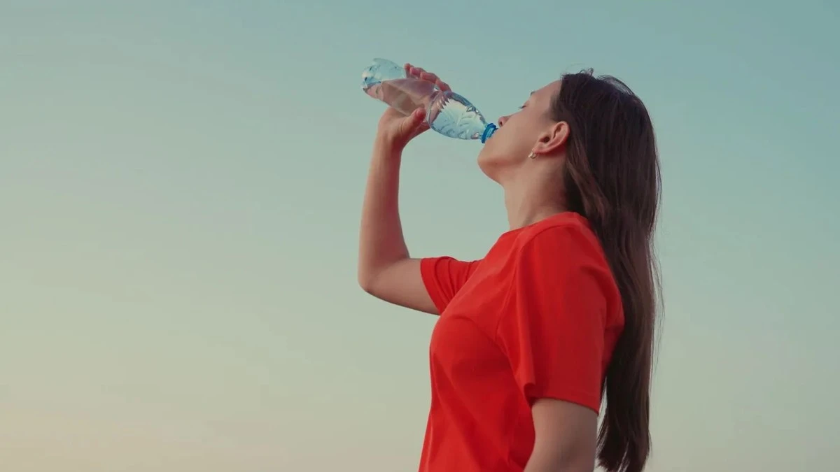 Acqua: un trucco in cucina elimina il 90% del microplastico grazie a questo ingrediente