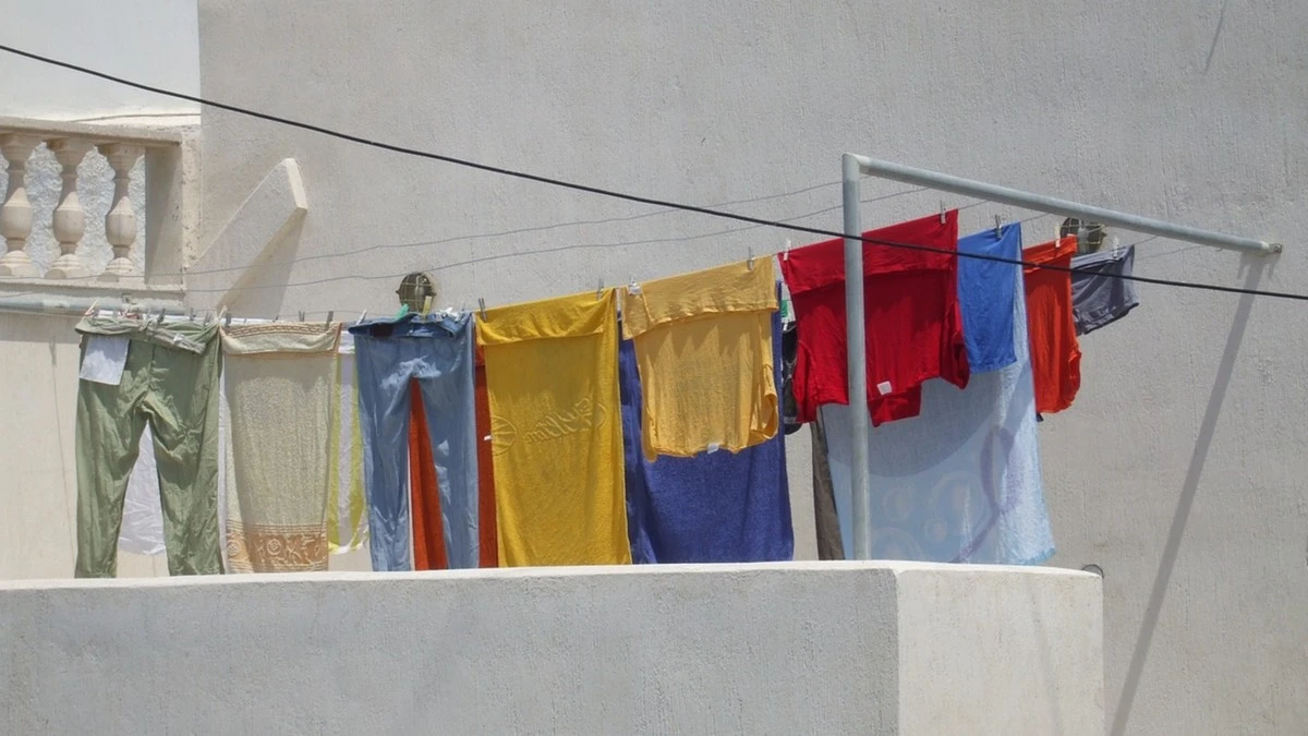 Asciugatura dei vestiti: strop o asciugatrice, 5 differenze che cambiano tutto
