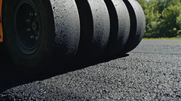 Asfalto rivoluzionario: la plastica 'rifiuto' diventa il super-materiale per le nostre strade