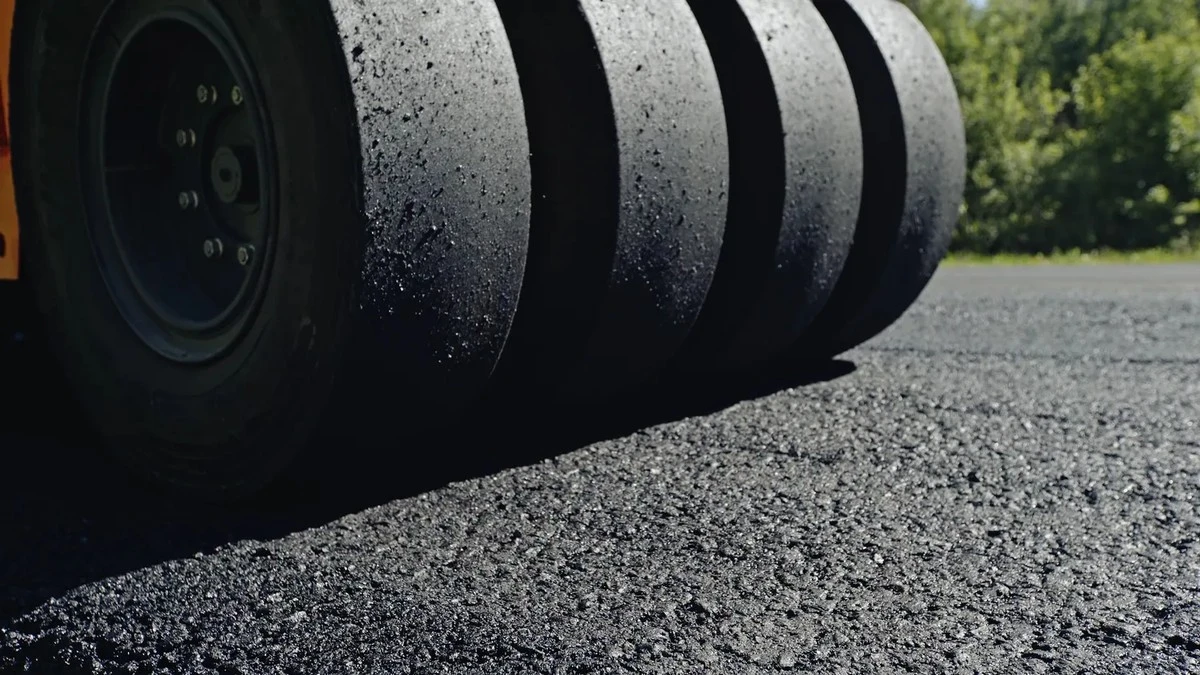 Asfalto rivoluzionario: la plastica 'rifiuto' diventa il super-materiale per le nostre strade