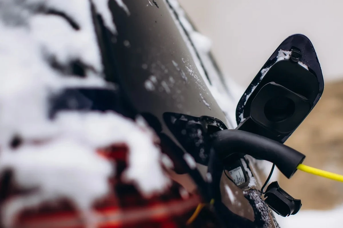 Auto elettrica d'inverno: il viaggio da 6 ore sotto zero che ha fatto pentire un automobilista