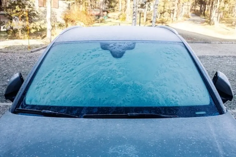 Bastano pochi minuti al freddo: come si prende un raffreddore uscendo di casa d'inverno