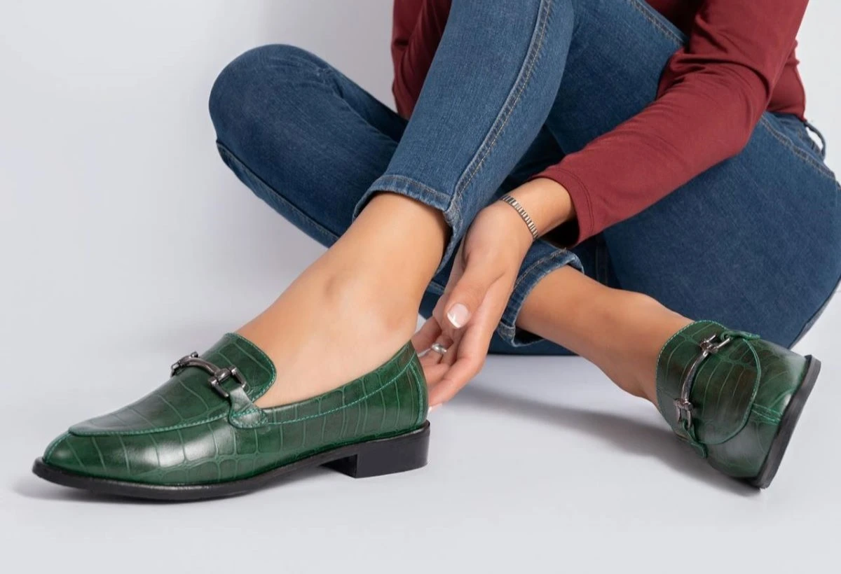 Cinque rimedi rapidi per scarpe che stringono: addio dolori in 5 secondi