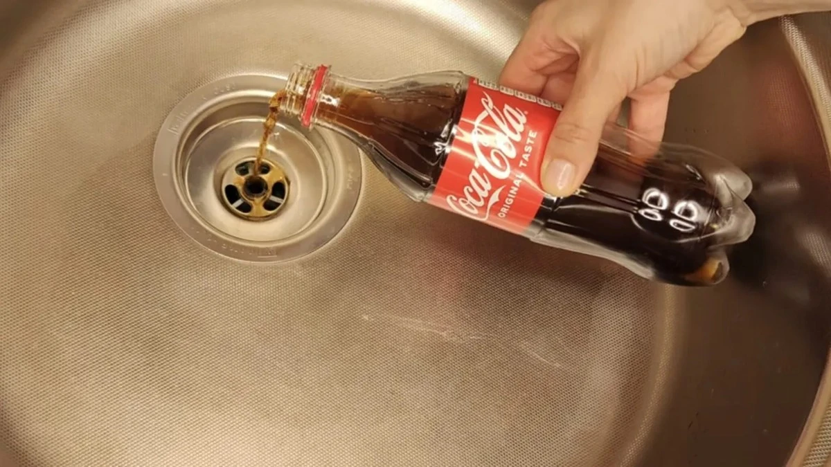 Coca-Cola nel water: il trucco da 15 minuti per sciogliere il calcare ostinato