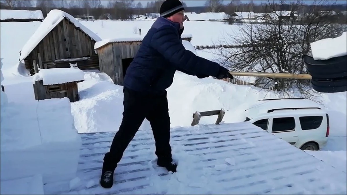 Come un uomo crea uno strumento per pulire la neve dal tetto in 5 minuti: il risultato ti stupirà