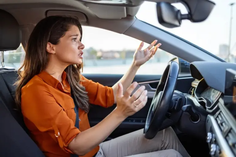 Destra contro Sinistra: perché questa regola non vale ovunque e dove gli automobilisti si "bruciano" più spesso