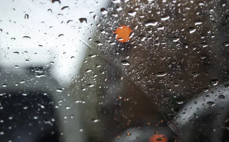 Ecco perché i vetri della tua auto si appannano ogni mattina (e come risolverlo senza sforzo)