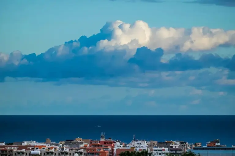 Estate 2026 in Europa: allarme climatico e consigli per sopravvivere al caldo e ai temporali