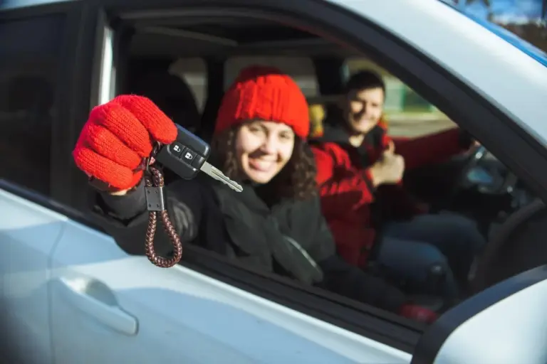 Freddo "uccide" telefono e chiavi dell'auto: se fai questo errore ogni giorno, una mattina rimani senza connessione e senza macchina
