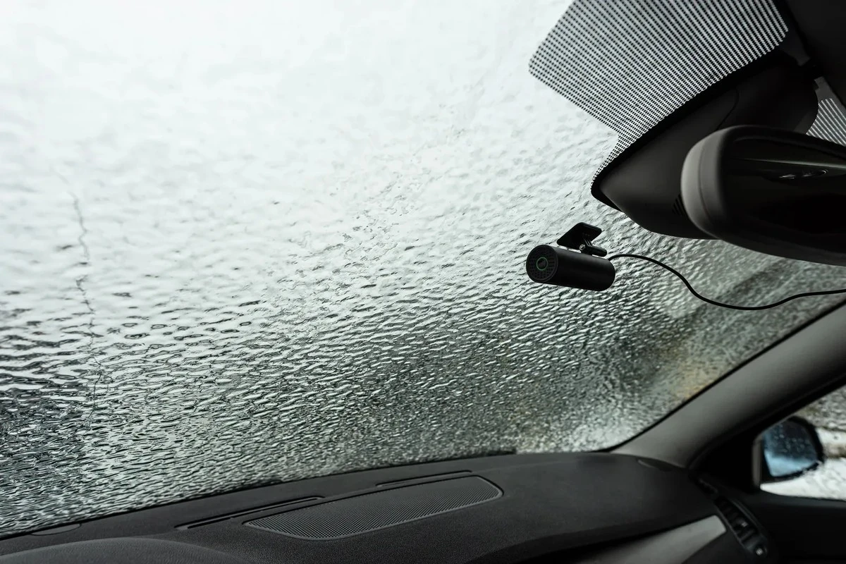 Ghiaccio sul Parabrezza: 3 Trucchi Pericolosi che Danneggiano la Tua Auto (e la Visibilità)