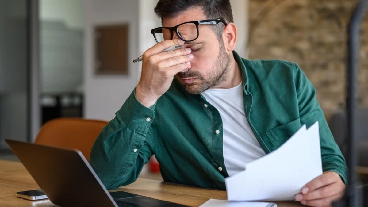 Gli 8 Segnali Silenziosi di una Crisi Maschile (e Come Riconoscerli)