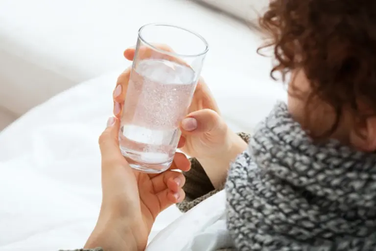 Ho bevuto acqua salata ogni mattina per un mese: ecco perché i medici su internet sono preoccupati