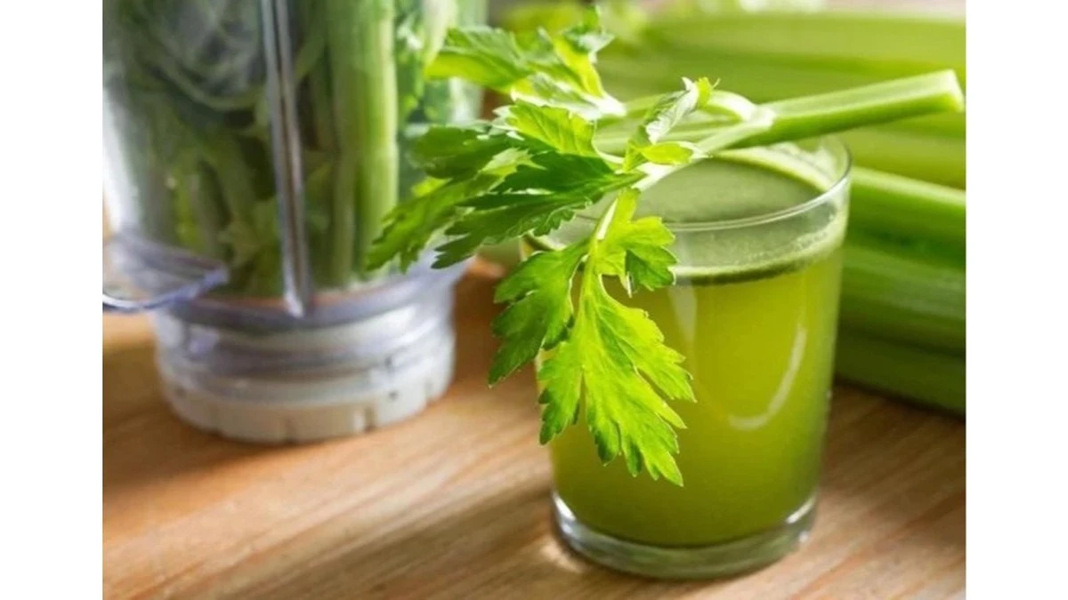 Ho bevuto succo di sedano a stomaco vuoto per un mese: il riflesso nello specchio mi ha lasciato senza parole