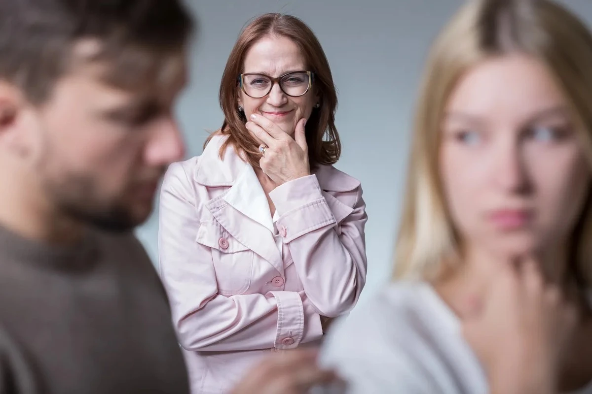 I 3 Segni Zodiacali con le Suocere Peggiori: un Matrimonio con la Loro Famiglia è Sport Estremo