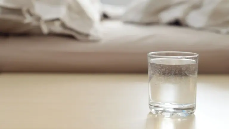 Il bicchiere d'acqua sul comodino: il segreto Feng Shui per notti serene