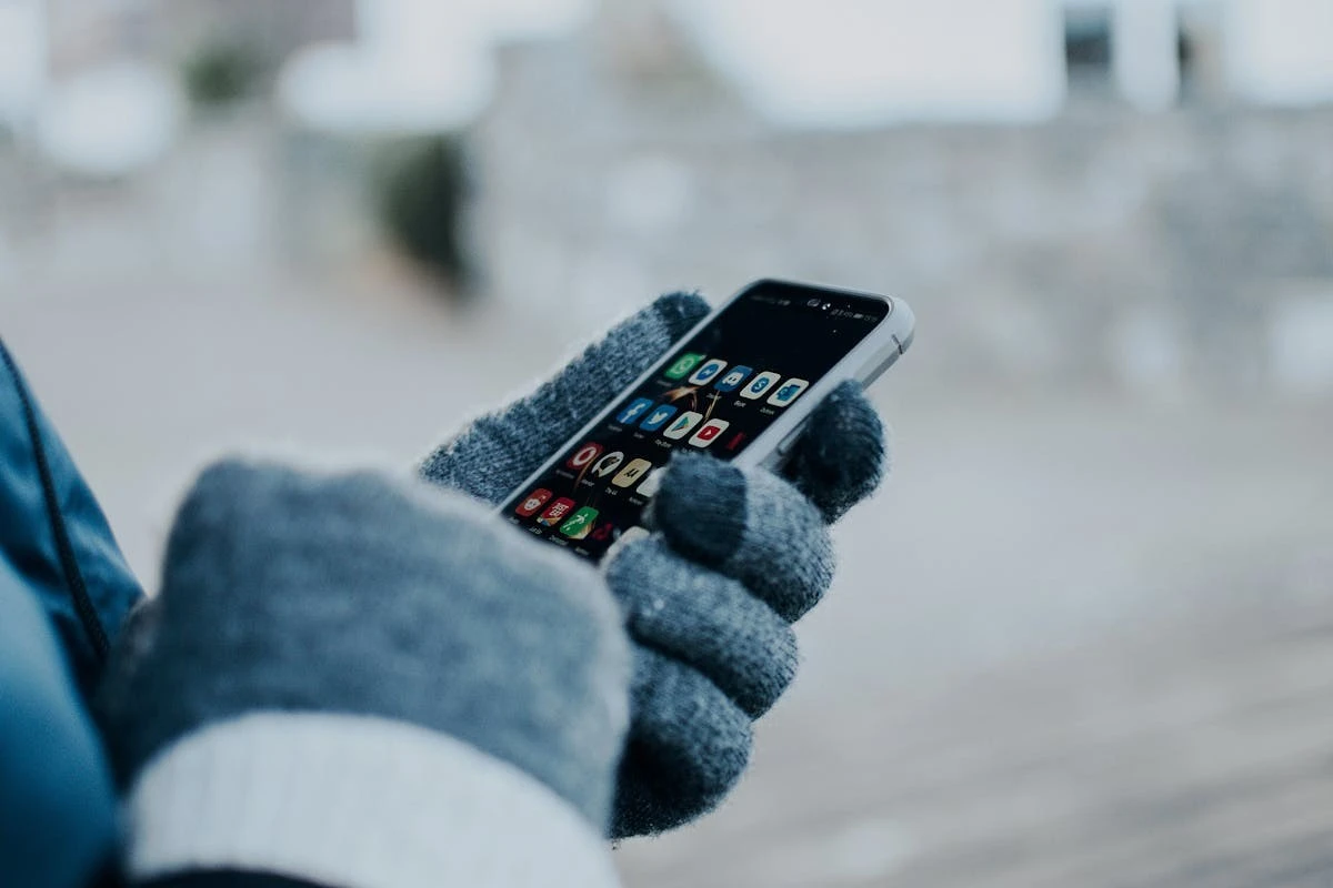 Il freddo che spegne il tuo telefono: 3 errori da non fare e come salvarlo