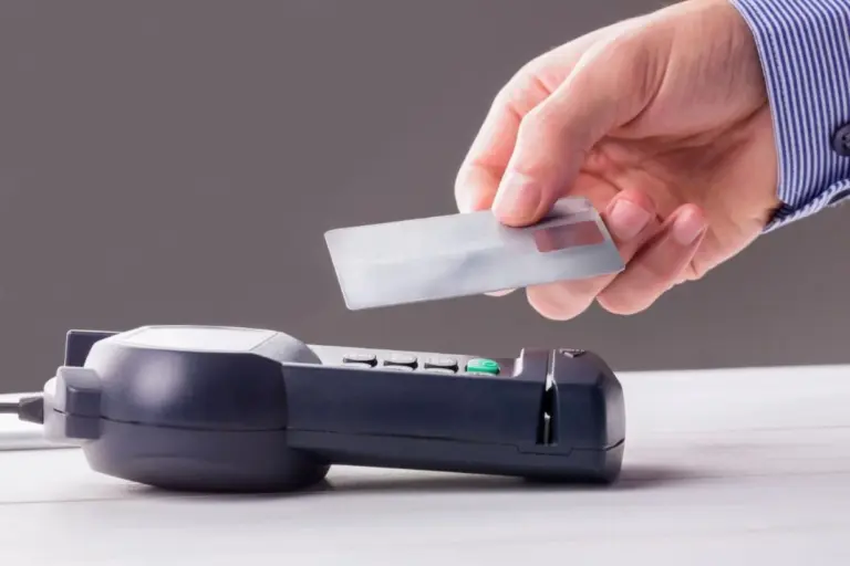 Il PIN della carta di credito in borsa: un invito ai ladri? Un errore è costato quasi 6000 euro