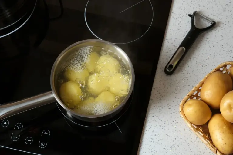 Il segreto dei ristoranti: perché cuocere le patate nell'acqua minerale trasforma il sapore