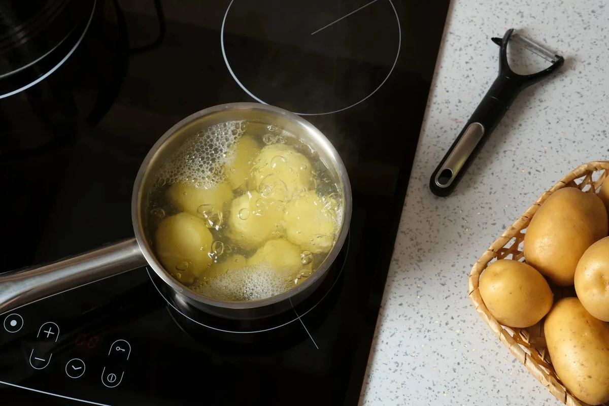 Il segreto dei ristoranti: perché cuocere le patate nell'acqua minerale trasforma il sapore