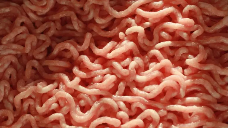 Il segreto del freddo: Perché carne e uova finiscono sempre sul ripiano più basso del tuo frigo