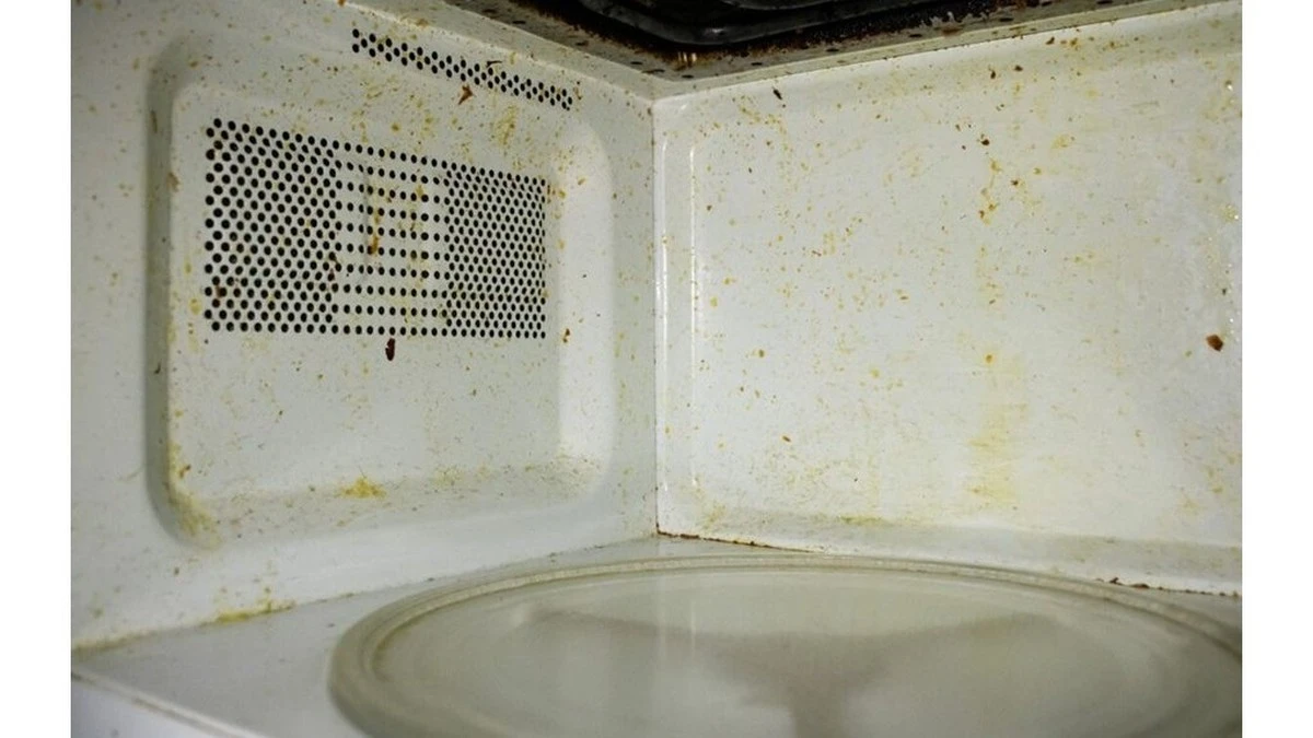 Il segreto per una microonde impeccabile: 2 ingredienti a costo zero che cambieranno la tua vita