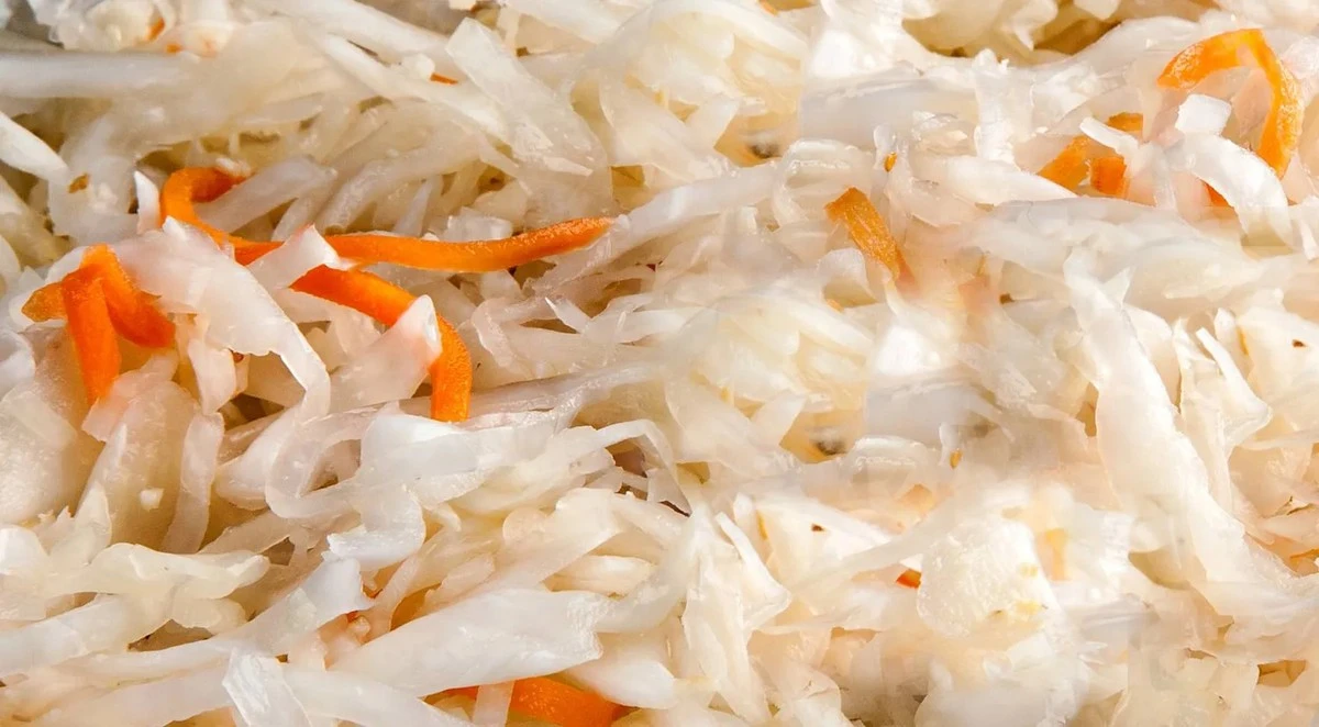 Il succo di crauti fermentati: un rimedio amaro ma efficace per intestino e immunità