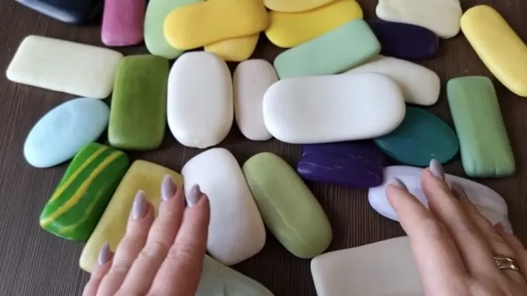 Il trucco della nonna per i residui di sapone: perché li conservo nel congelatore