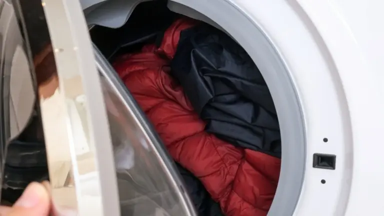I vestiti che accorciano la vita della lavatrice: NON metterli dentro