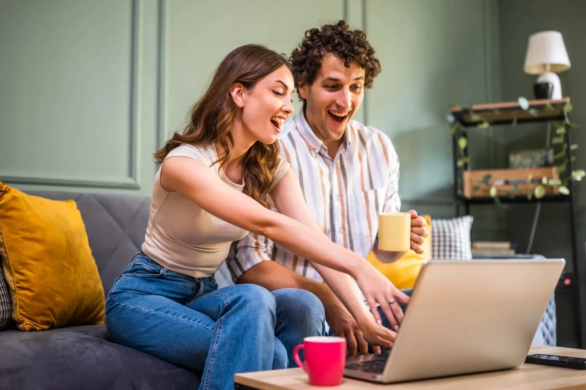 La Gen Z trasforma la gestione delle finanze in un party: come tagliare le spese e far sparire le bollette