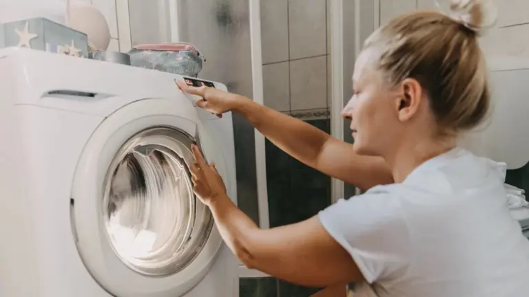 La Guida Definitiva per Separare i Vestiti Prima del Bucato (E Salvare il Tuo Guardaroba)