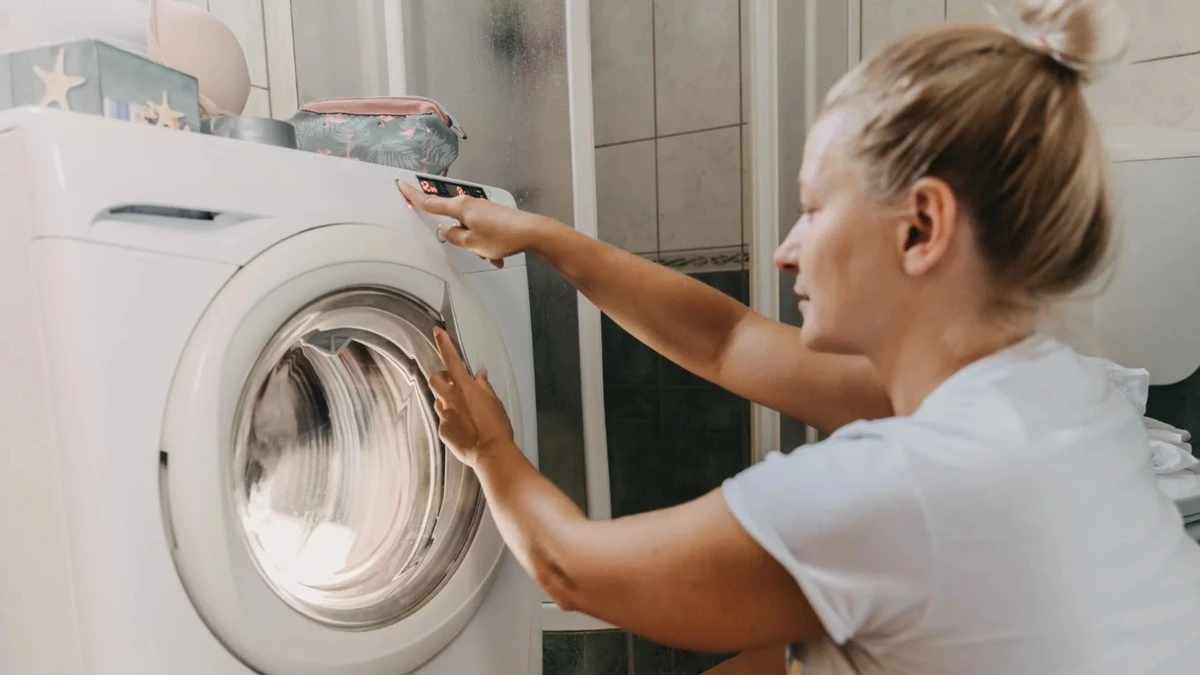 La Guida Definitiva per Separare i Vestiti Prima del Bucato (E Salvare il Tuo Guardaroba)