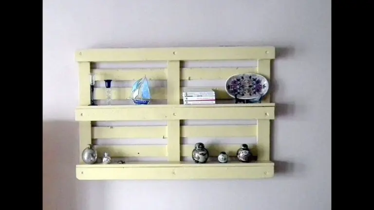 La libreria di design che crea spazio: costruita in 2 ore con meno di 40€. Il segreto è qualcosa che tutti buttano via.
