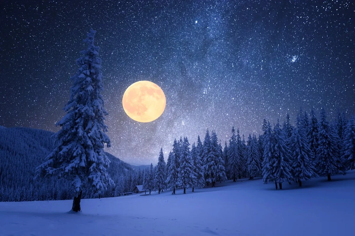 La "Luna di Neve" domina il cielo questo weekend: uno spettacolo paragonabile all'aurora boreale in Italia