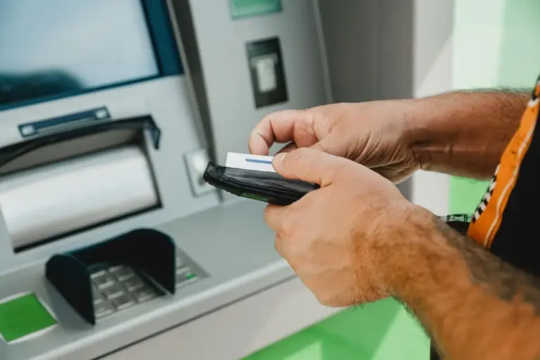 La morte del contante e il giorno in cui l'algoritmo bancario deciderà se mangerai — KAIPKADA.LT – Articoli e consigli utili ogni giorno.