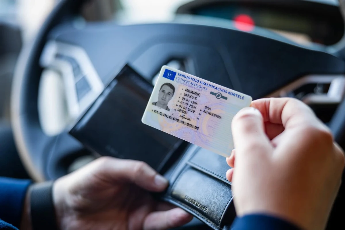 La patente di guida sarà solo con un "nuovo esame"? L'UE valuta una stretta per gli over 70: teoria, pratica e controllo medico