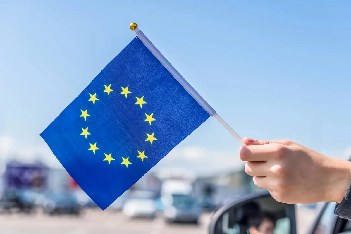 La Repubblica Ceca dichiara guerra a Bruxelles: stop ai motori a combustione, salviamo l'industria
