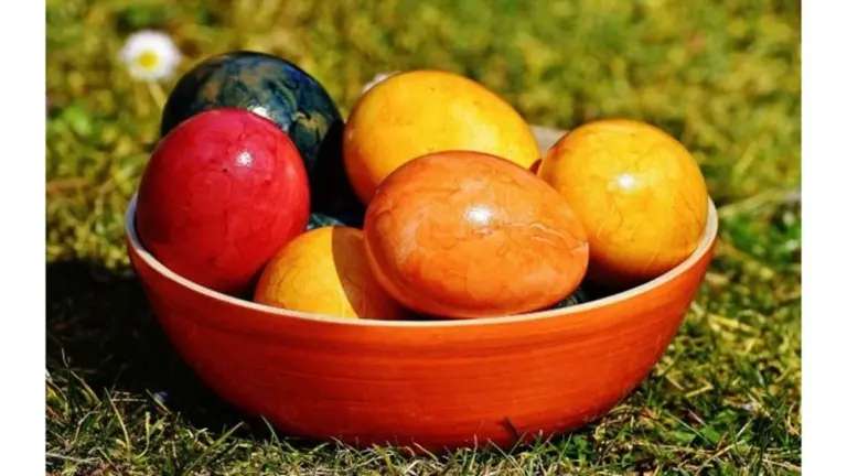 La saggezza antica riscoperta: colorare le uova di Pasqua con soli ingredienti naturali