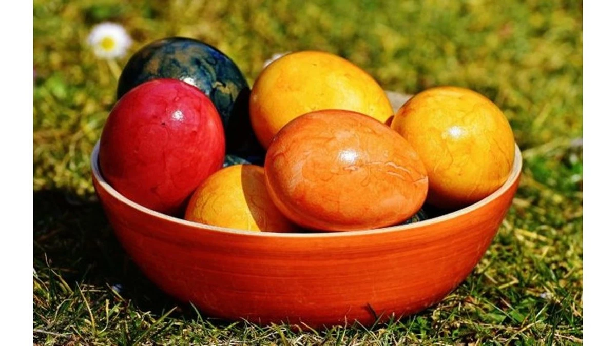 La saggezza antica riscoperta: colorare le uova di Pasqua con soli ingredienti naturali
