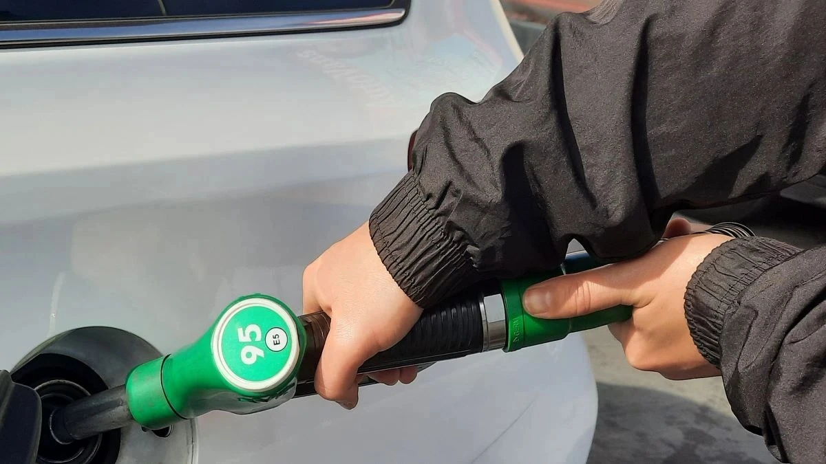 La trappola delle fake news sull'IA: come i video falsi sulla benzina mettono in guardia