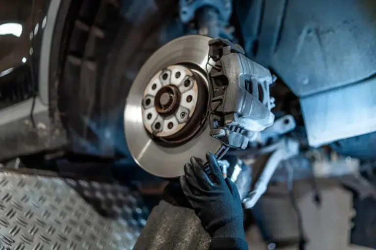 L'auto è dal meccanico e senti la frase "abbiamo cambiato anche il filtro..."? Potresti pagare per l'aria. Ecco come riconoscere un vero lavoro da una fantasia.