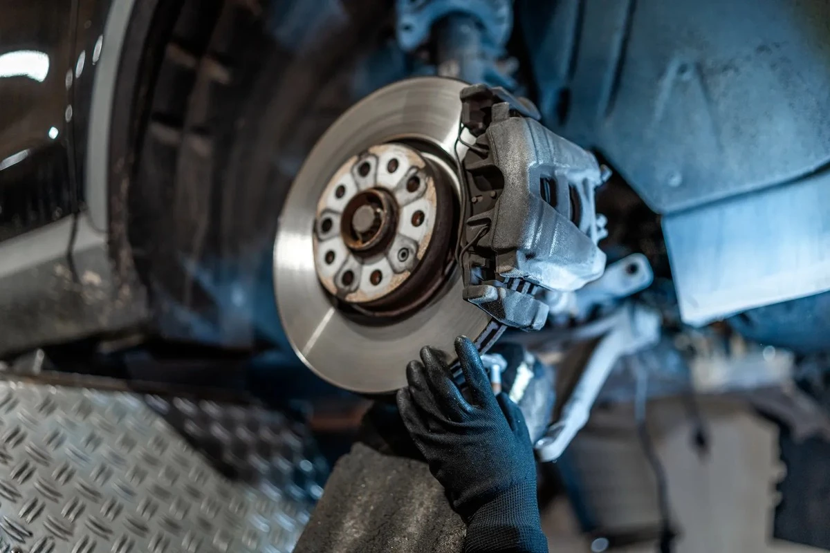 L'auto è dal meccanico e senti la frase "abbiamo cambiato anche il filtro..."? Potresti pagare per l'aria. Ecco come riconoscere un vero lavoro da una fantasia.